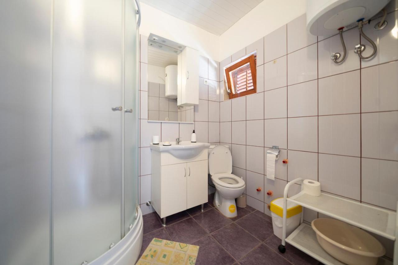 Studio Apartman Ema Gornji Karin Exterior foto